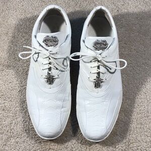 Belvedere in white ostrich skin and soft leather.